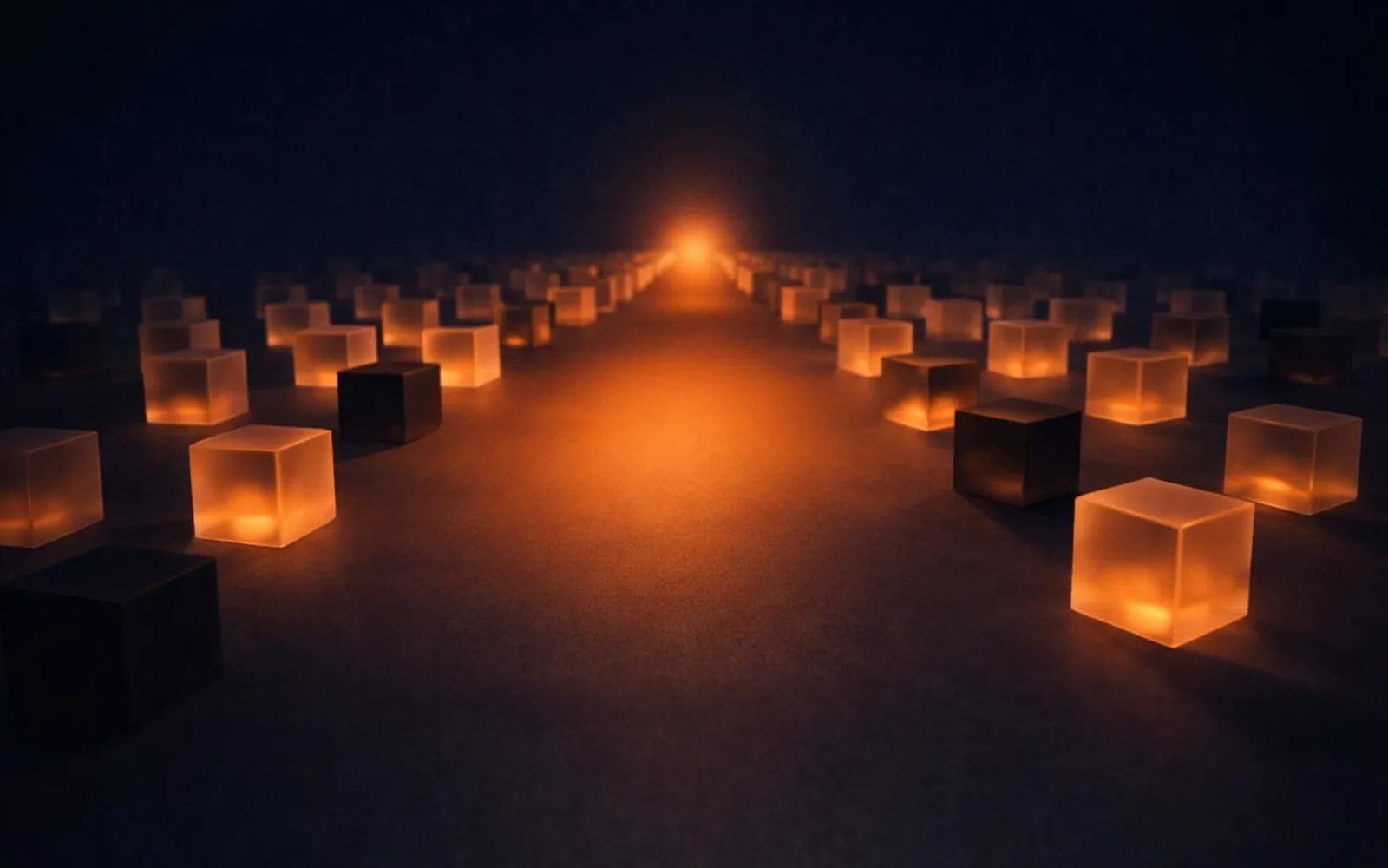 Copertina: cubi di vetro, luce ambra su fondo blu notte