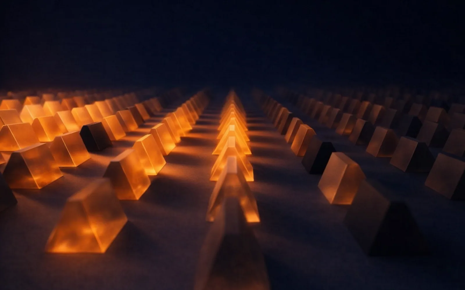 Copertina: prismi triangolari di vetro, luce ambra su fondo blu notte