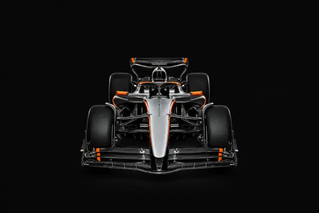Monoposto di Formula 1 vista frontale, livrea nero carbonio e argento con dettagli arancioni